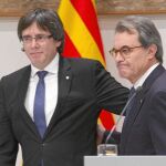 El presidente de la Generalitat, Carles Puigdemont, y Artur Mas, ayer