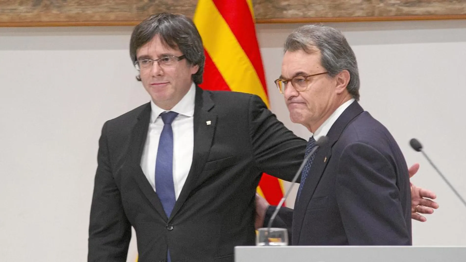 El presidente de la Generalitat, Carles Puigdemont, y Artur Mas, ayer