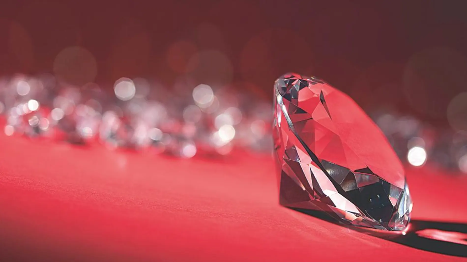 El diamante sintético se produce o bien sometiendo el carbono (esta gema es fundamentalmente carbono que se puede extraer hasta de la punta de los lápices) a alta presión y alta temperatura o por deposición química