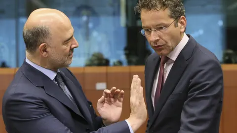 El comisario de Asuntos Económicos y Financieros, Fiscalidad y Aduanas, Pierre Moscovici (i) y el presidente del Eurogrupo, Jeroen Dijsselbloem (d) durante la reunión del Eurogrupo.