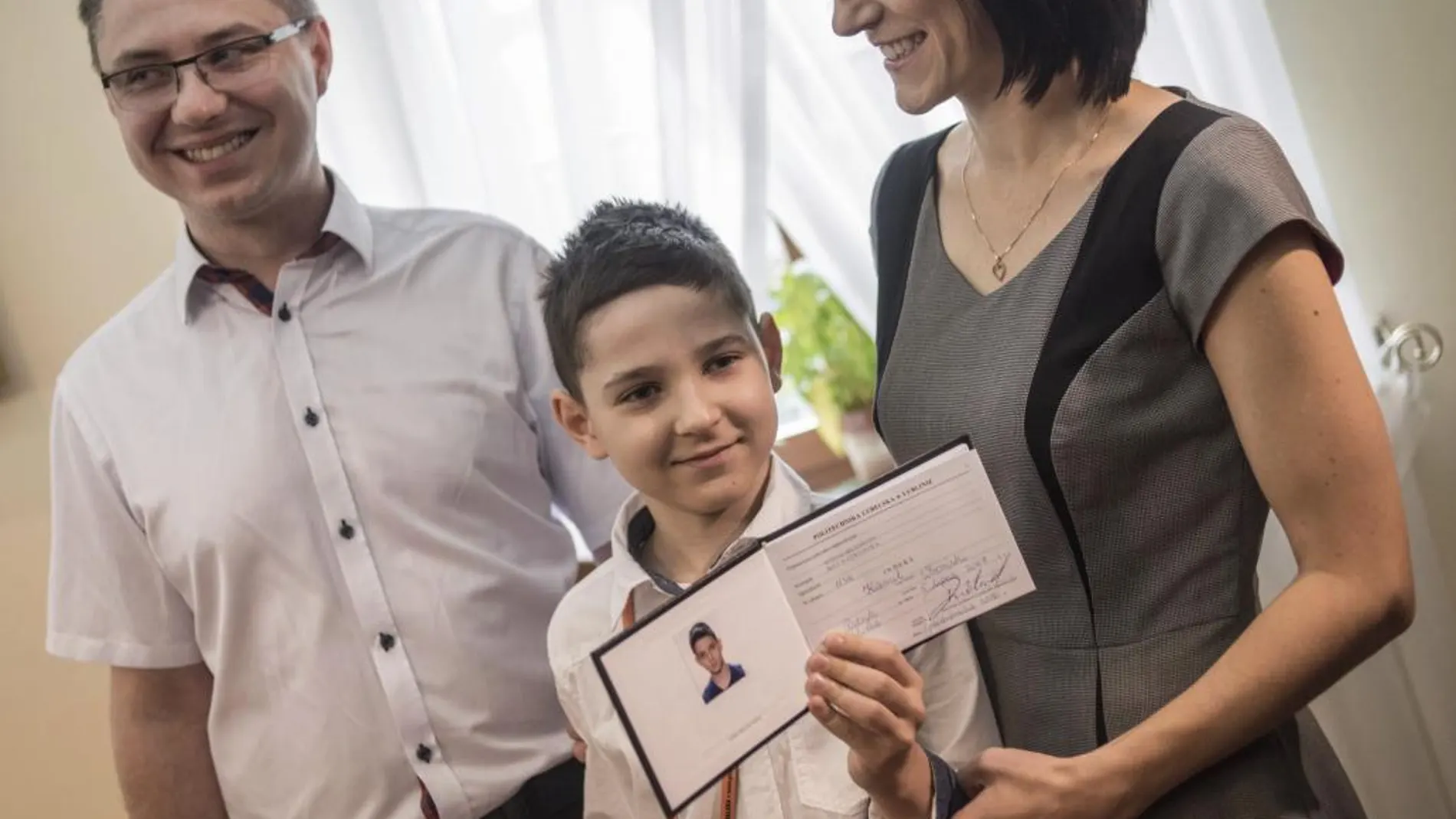 El joven polaco Kamil Wronski, de tan solo 8 años, posa junto a sus padres en la Universidad de Tecnología de Lublin