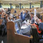 Mariano Rajoy ordena sus documentos antes de que comenzara una de las sesiones de Pleno en el Congreso