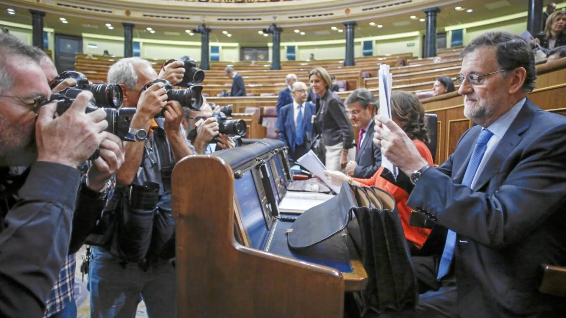 Mariano Rajoy ordena sus documentos antes de que comenzara una de las sesiones de Pleno en el Congreso