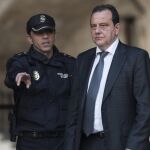 El fiscal Pedro Horrach a su salida de la Audiencia de Palma tras conocerse la condena del «caso Nóos»