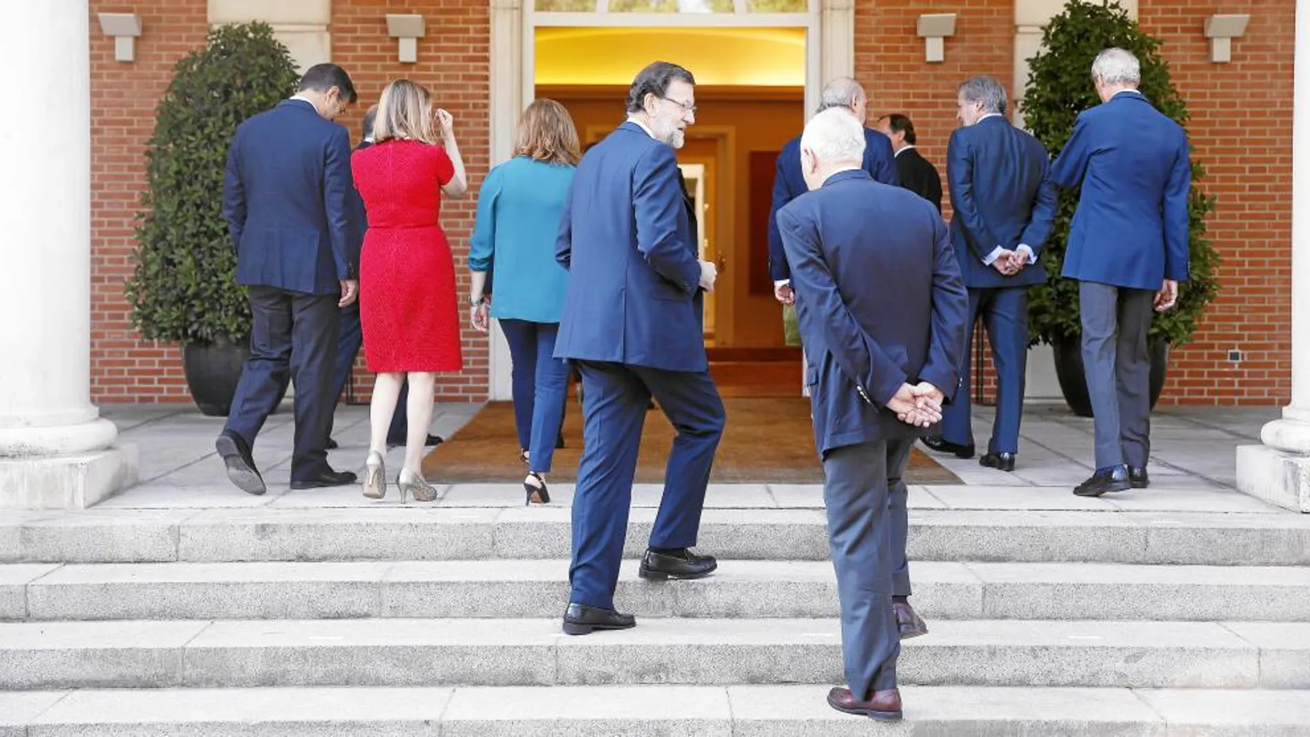 Rajoy conversa con el ministro de Exteriores, José Manuel García-Margallo, el día de la incorporación de íñigo Méndez de Vigo a la cartera de Educación