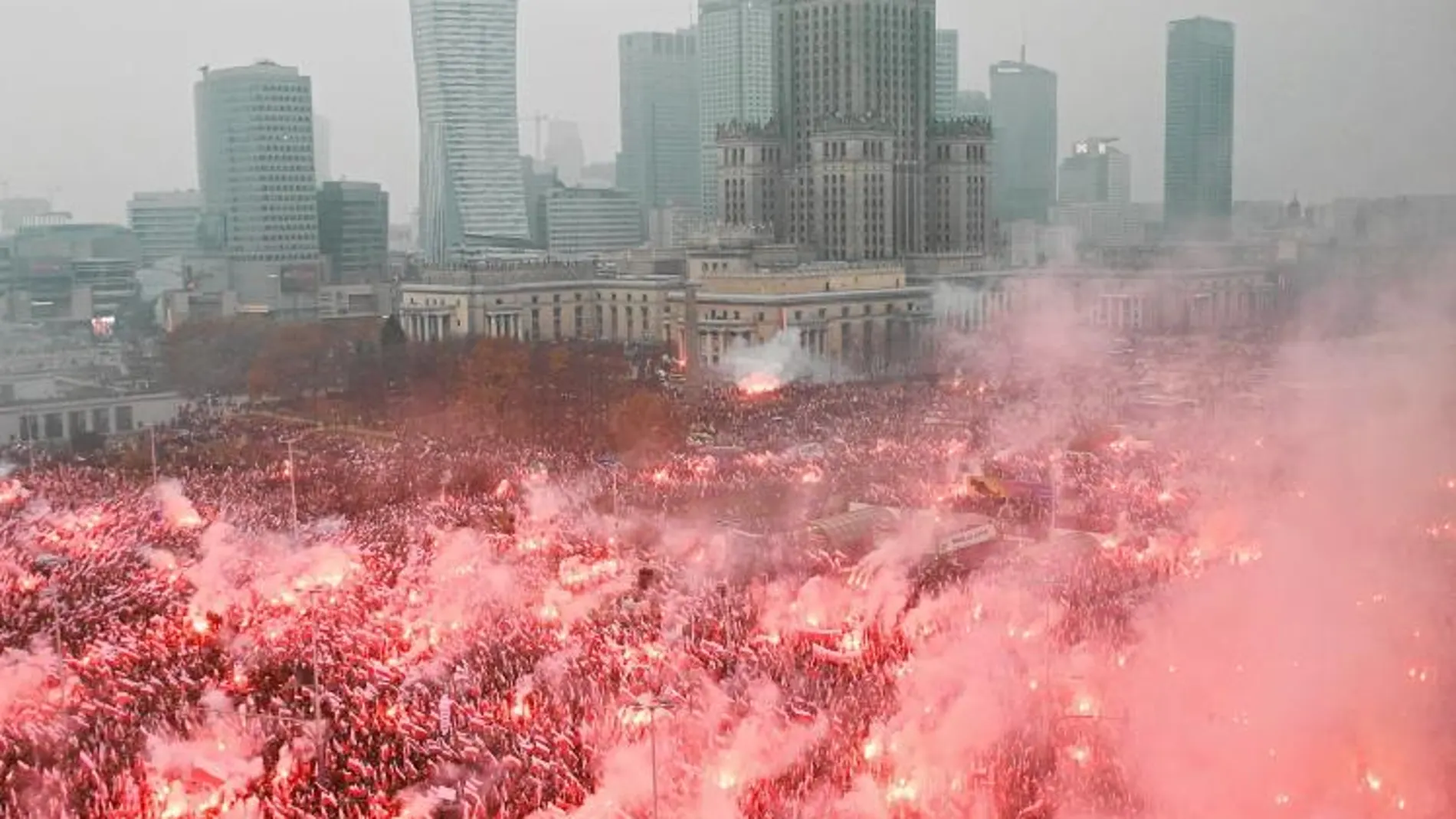 Más de 200.000 personas salieron ayer a las calles de Varsovia en la marcha oficial, en la que participaron el presidente y el primer ministro polacos, junto a miles de ultraderechistas locales y otros llegados de varios países de la UE