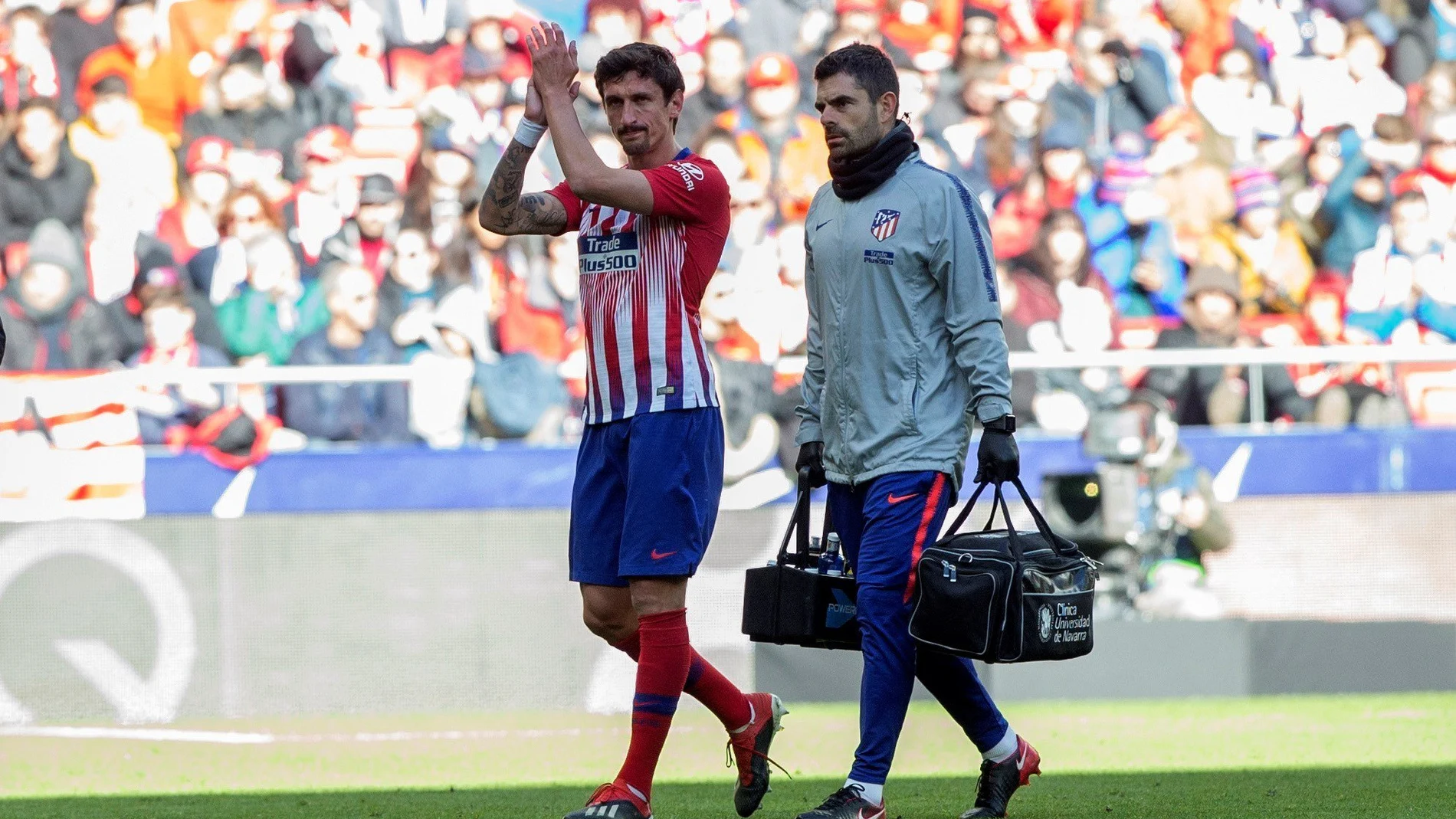 El defensa montenegrino del Atlético de Madrid, Stefan Savic se retira lesionado durante el partido de la décima novena jornada de Liga de Primera División disputado ante el Levante esta mañana en el Wanda Metropolitano / EFE