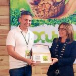 Mayte Martín entrega un galardón durante la última edición de la feria «Ecocultura»