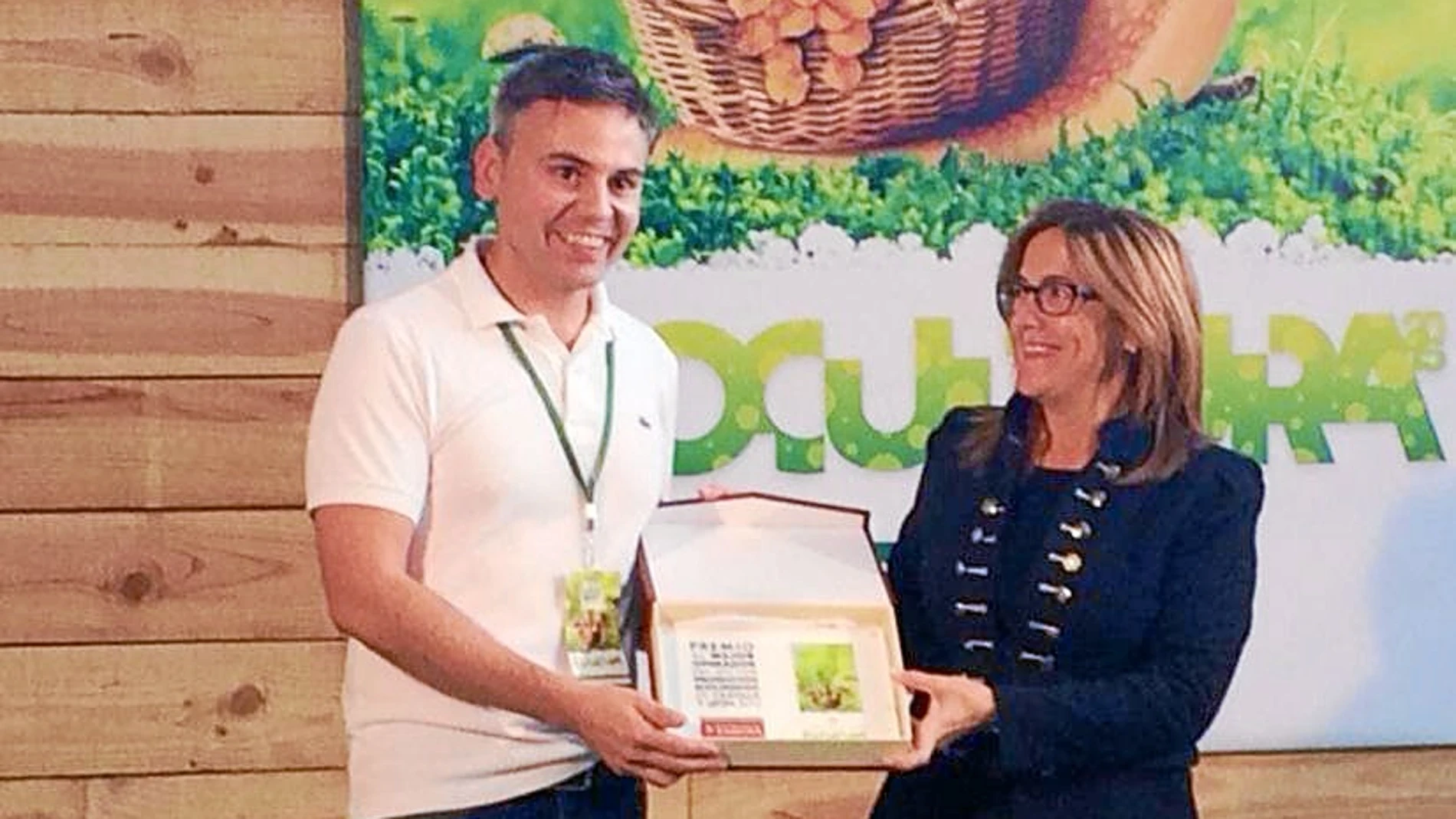 Mayte Martín entrega un galardón durante la última edición de la feria «Ecocultura»