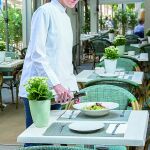 La cocinera, mientras ultima una ensalada de temporada´