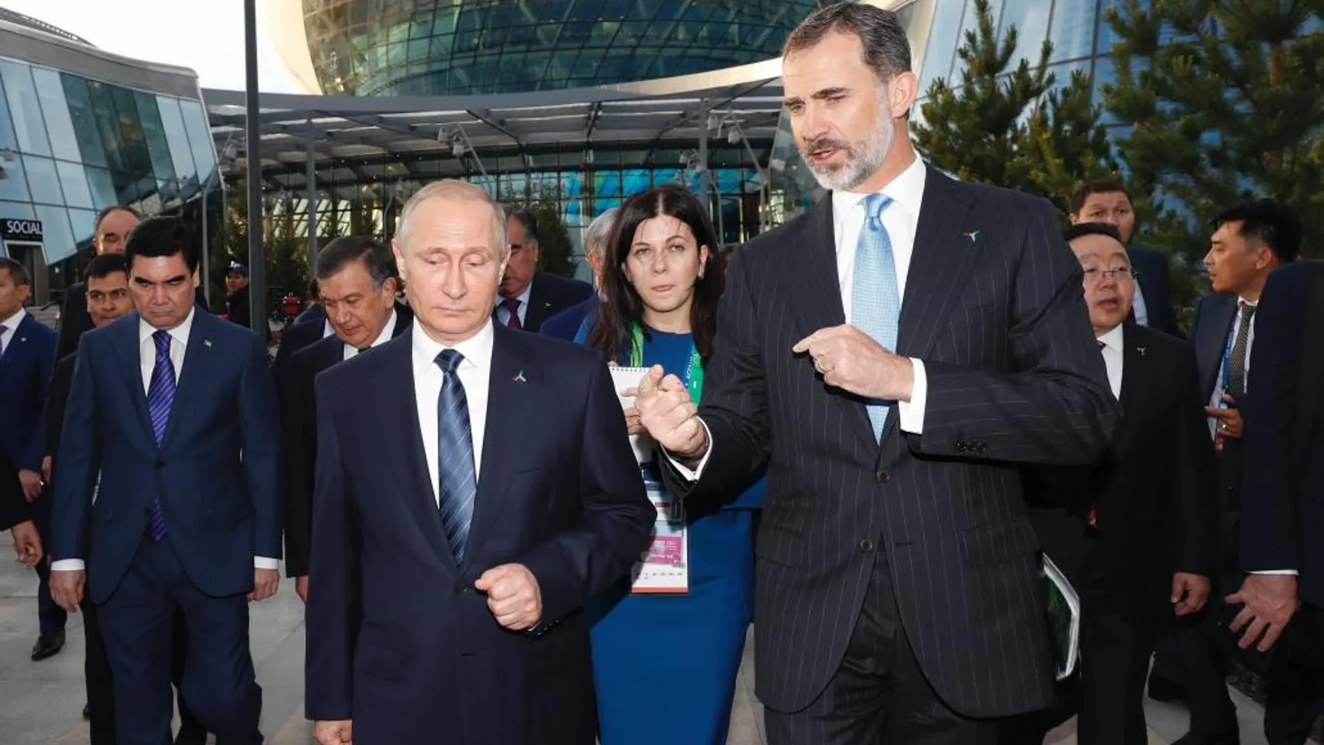 El Rey Felipe VI conversa con el presidente ruso, Vladimir Putin, en la ceremonia de inauguración de la Exposición Internacional 2017