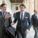 El consejero de Fomento y Medio Ambiente, Juan Carlos Suárez-Quiñones, junto al alcalde de Salamanca, Carlos García Carbayo, clausura la conferencia «Intermodalidad: nuevos conceptos, retos y oportunidades»