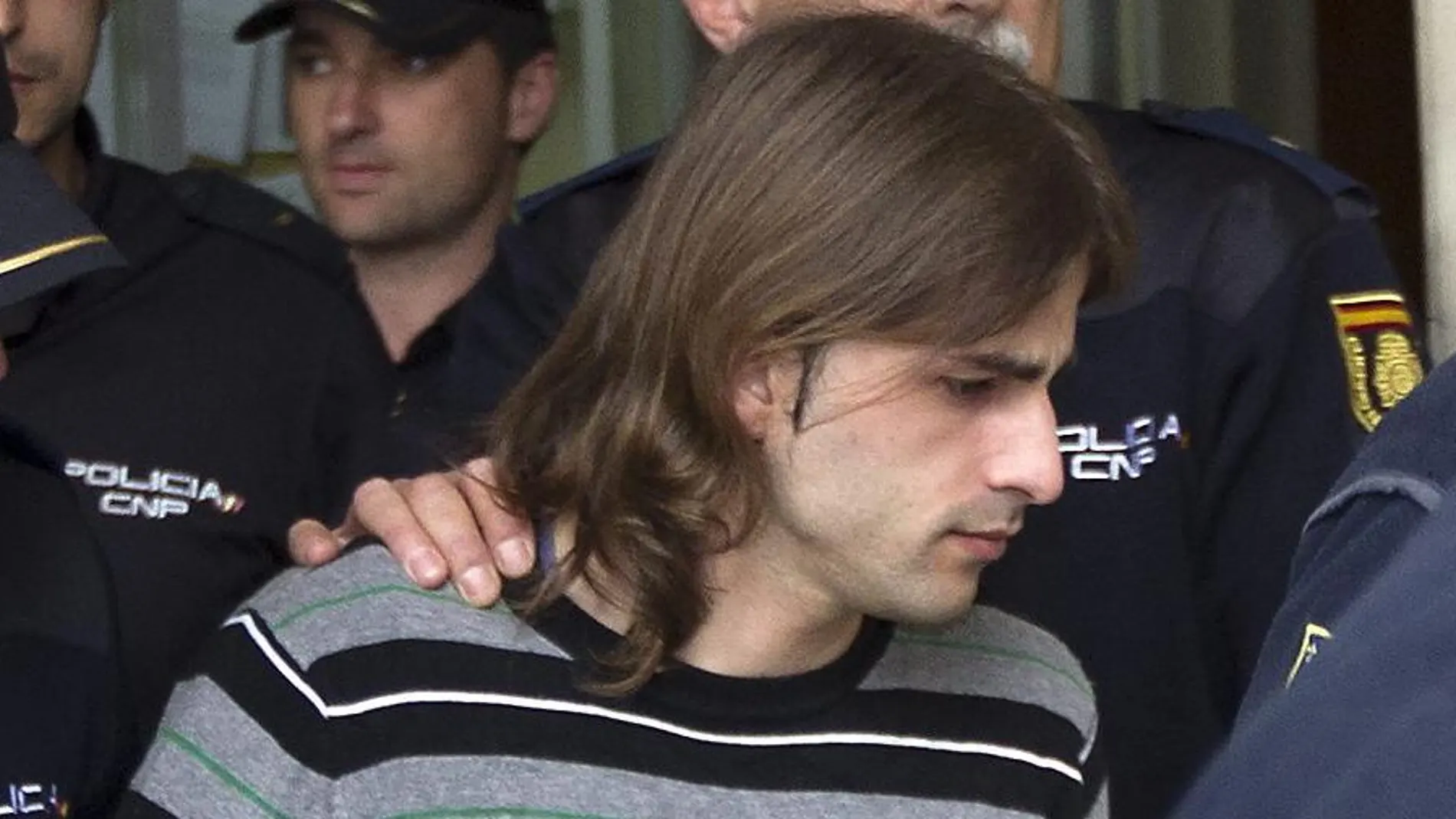 Varios agentes trasladaron esposado a Carcaño junto al juez para que ratificara su última versión