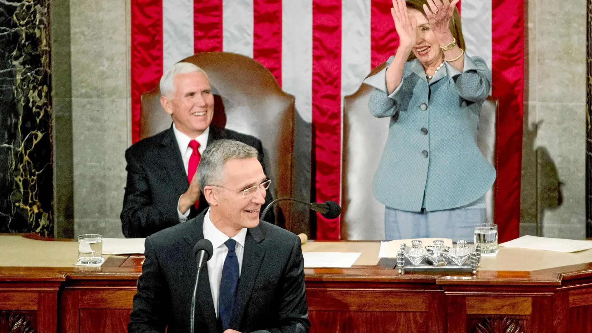 El vicepresidente Mike Pence y la presidenta de la Cámara de Representantes, Nancy Pelosi, aplauden a Stoltenberg ayer. Foto: Ap