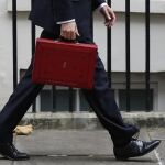 El canciller de Hacienda y el Tesoro de Reino Unido, Philip Hammond, con su cartera