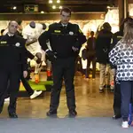 Vigilantes de seguridad, en una tienda madrileña