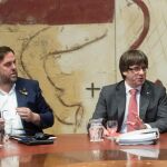 El presidente de la Generalitat, Carles Puigdemont (d), y el vicepresidente, Oriol Junqueras (i)