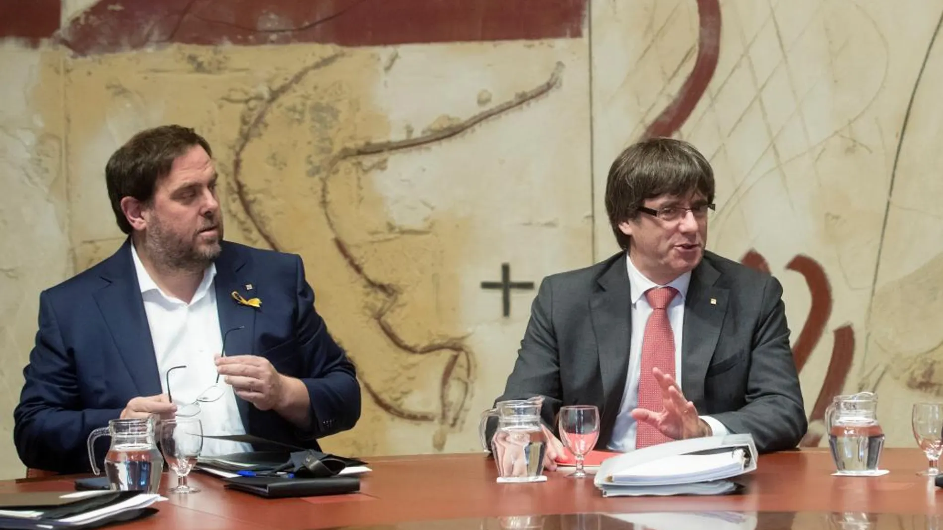 El presidente de la Generalitat, Carles Puigdemont (d), y el vicepresidente, Oriol Junqueras (i)