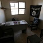 Una bandera del Estados Islámico en una oficina de Turkman Baré