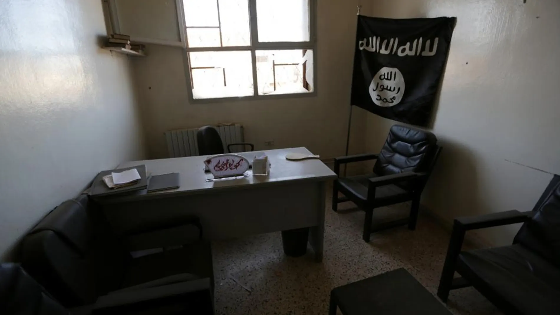 Una bandera del Estados Islámico en una oficina de Turkman Baré