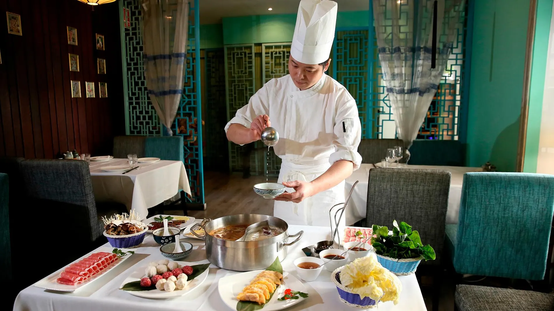 El chef de Casa Lafu muestra el huo guo, una especie de «fondue», que se disfruta con dos caldos y del que se «pescan» carnes y verduras, entre otros ingredientes