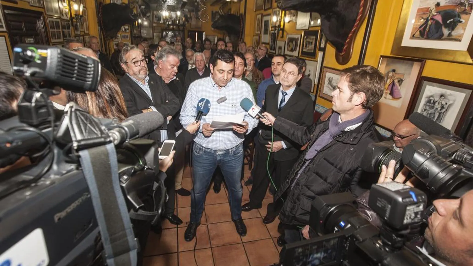 Vicente Nogueroles, presidente de la Unión Taurina de Valencia, lee un comunicado a favor de la tauromaquia