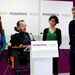 Pablo Echenique, Noelia Vera, Beatriz del Hoyo y Juantxo Lopez Uralde, en rueda de prensa en la sede de Podemos
