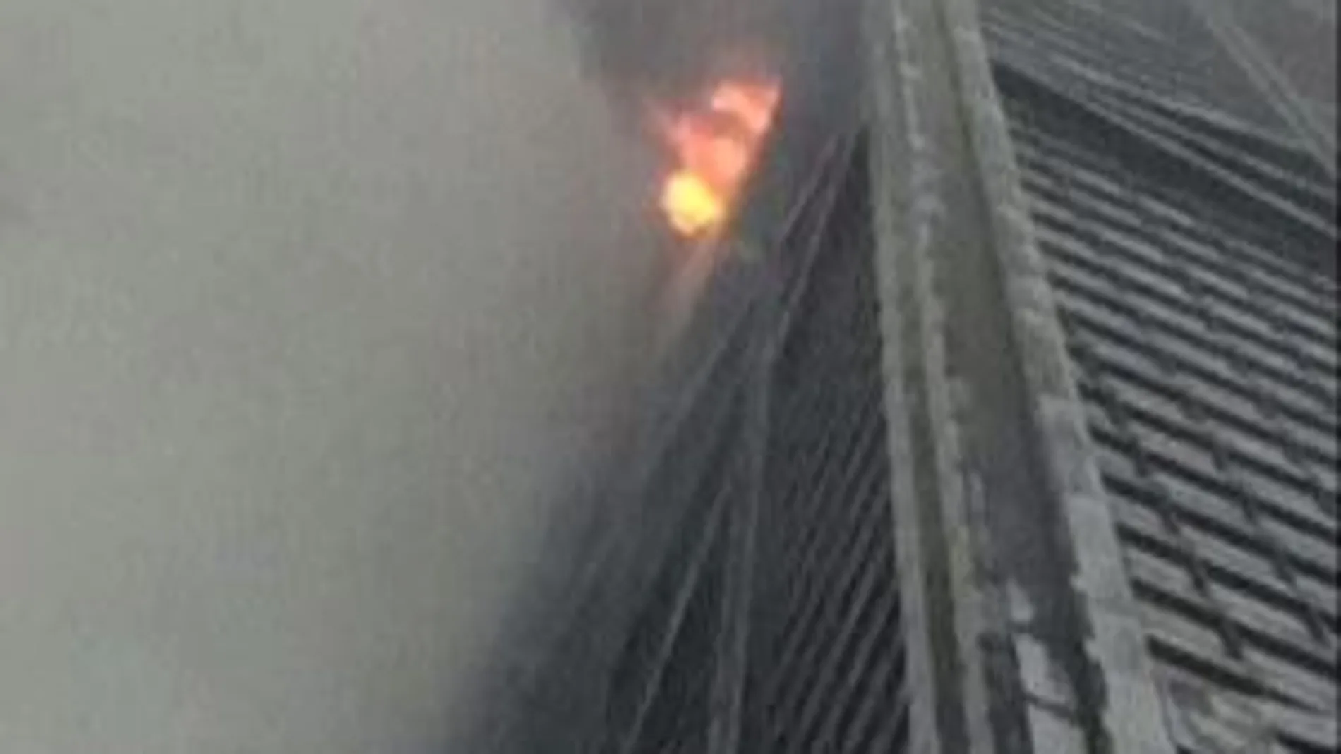 Espectacular incendio en un rascacielos de Chicago