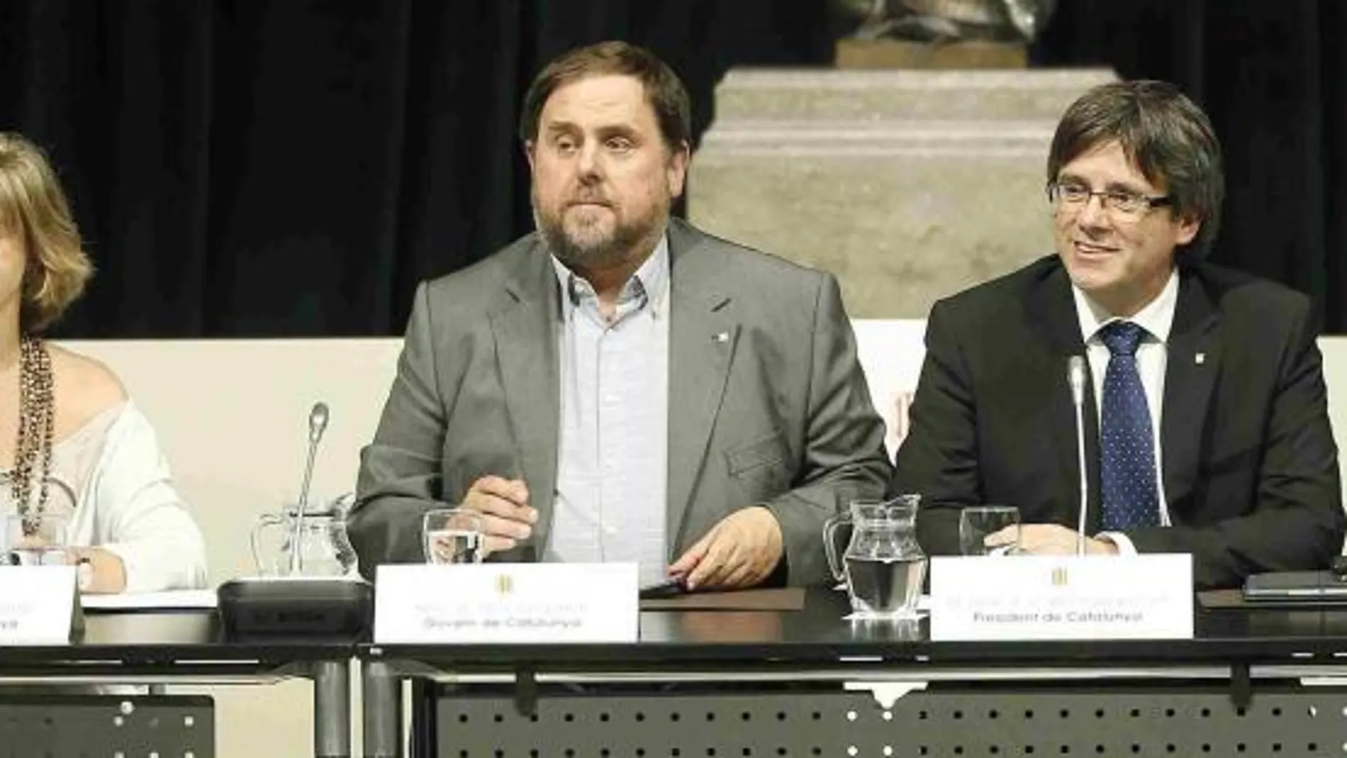 Carles Puigdemont junto a Oriol Junqueras, la consellera de Gobernación, Meritxell Borràs, la consellera de Presidencia, Neus Munté y la presidenta del Parlament, Carme Forcadell (2d) en un acto hoy.