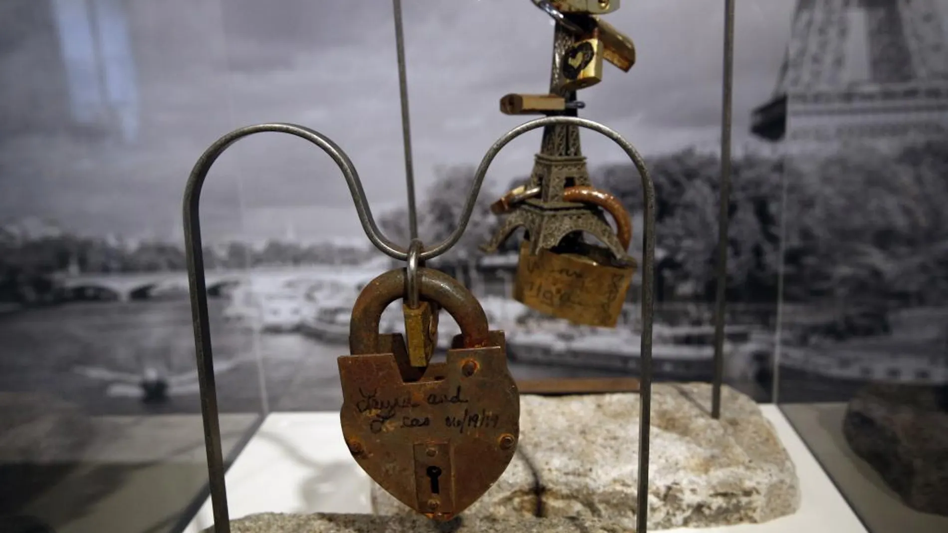 Uno de los candados del amor expuestos en la capital francesa.