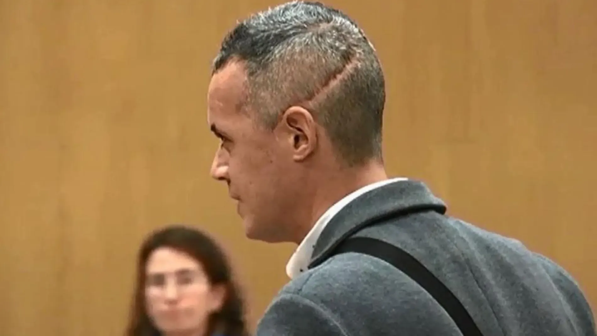 Imagen del momento en el que el agente entra en la sala del juicio