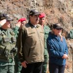 Nicolás Maduro mientras saluda a agentes de las fuerzas venezolanas