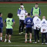 El entrenador del Real Madrid, Zinedine Zidane (C), da instrucciones a sus jugadores durante un entrenamiento del equipo celebrado en Yokohama.