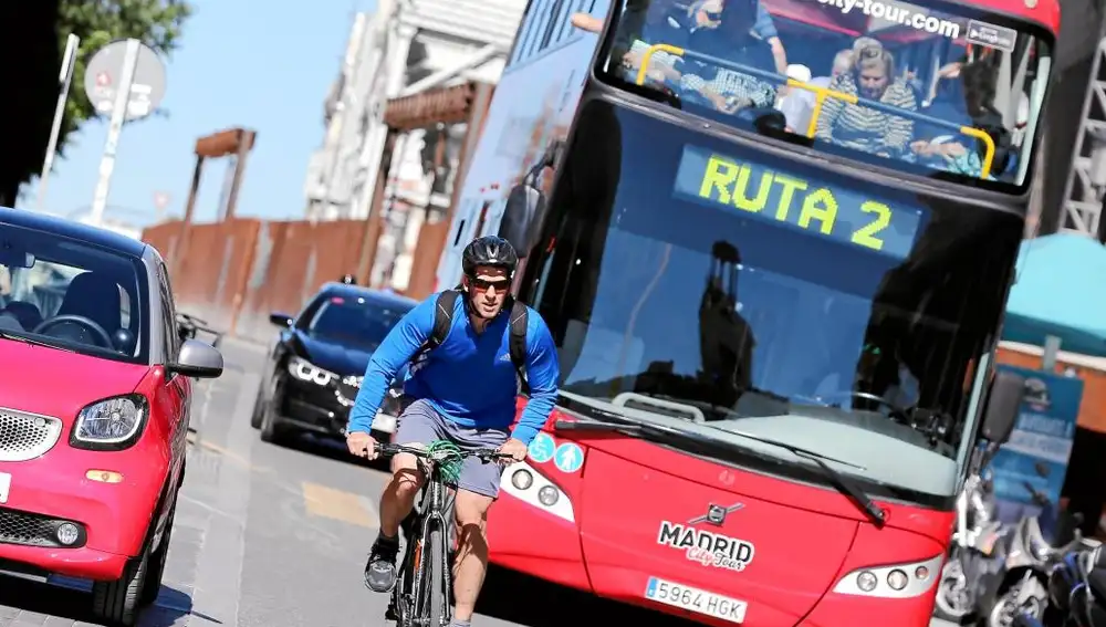 La normativa sobre la velocidad máxima para los ciclistas que circulan en ciudad hace la distinción en función del tipo de vía y del número de carriles de la misma