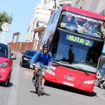 La normativa sobre la velocidad máxima para los ciclistas que circulan en ciudad hace la distinción en función del tipo de vía y del número de carriles de la misma