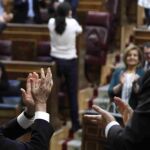 Rajoy), junto a Rafael Hernando, aplaude con la bancada popular tras la votación en el pleno del Congreso que ha rechazado hoy la moción de censura que había presentado el grupo parlamentario de Unidos Podemos.