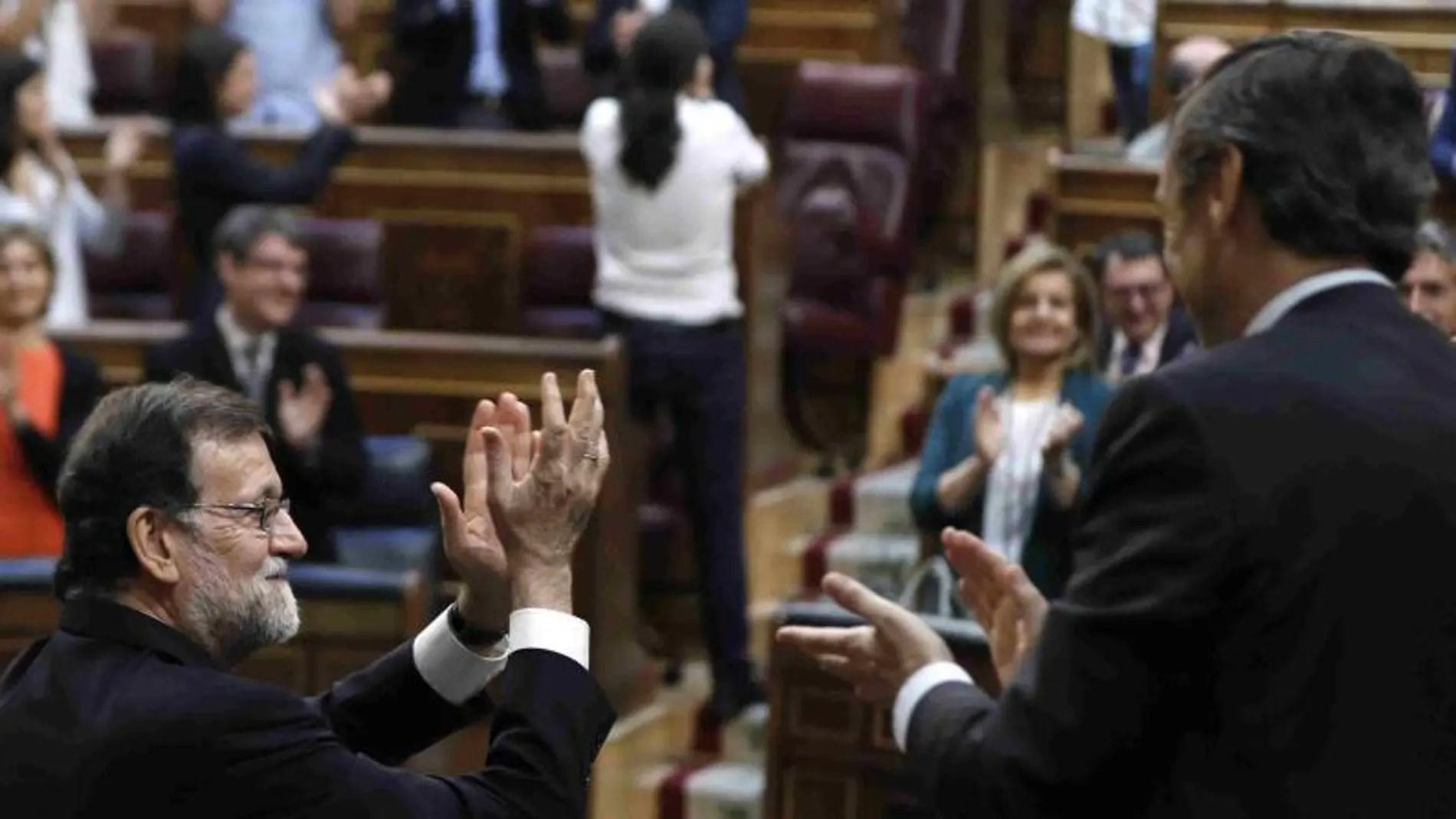 Rajoy), junto a Rafael Hernando, aplaude con la bancada popular tras la votación en el pleno del Congreso que ha rechazado hoy la moción de censura que había presentado el grupo parlamentario de Unidos Podemos.