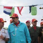 Maduro habla con militares ante la mirada de Vladimir Padrino