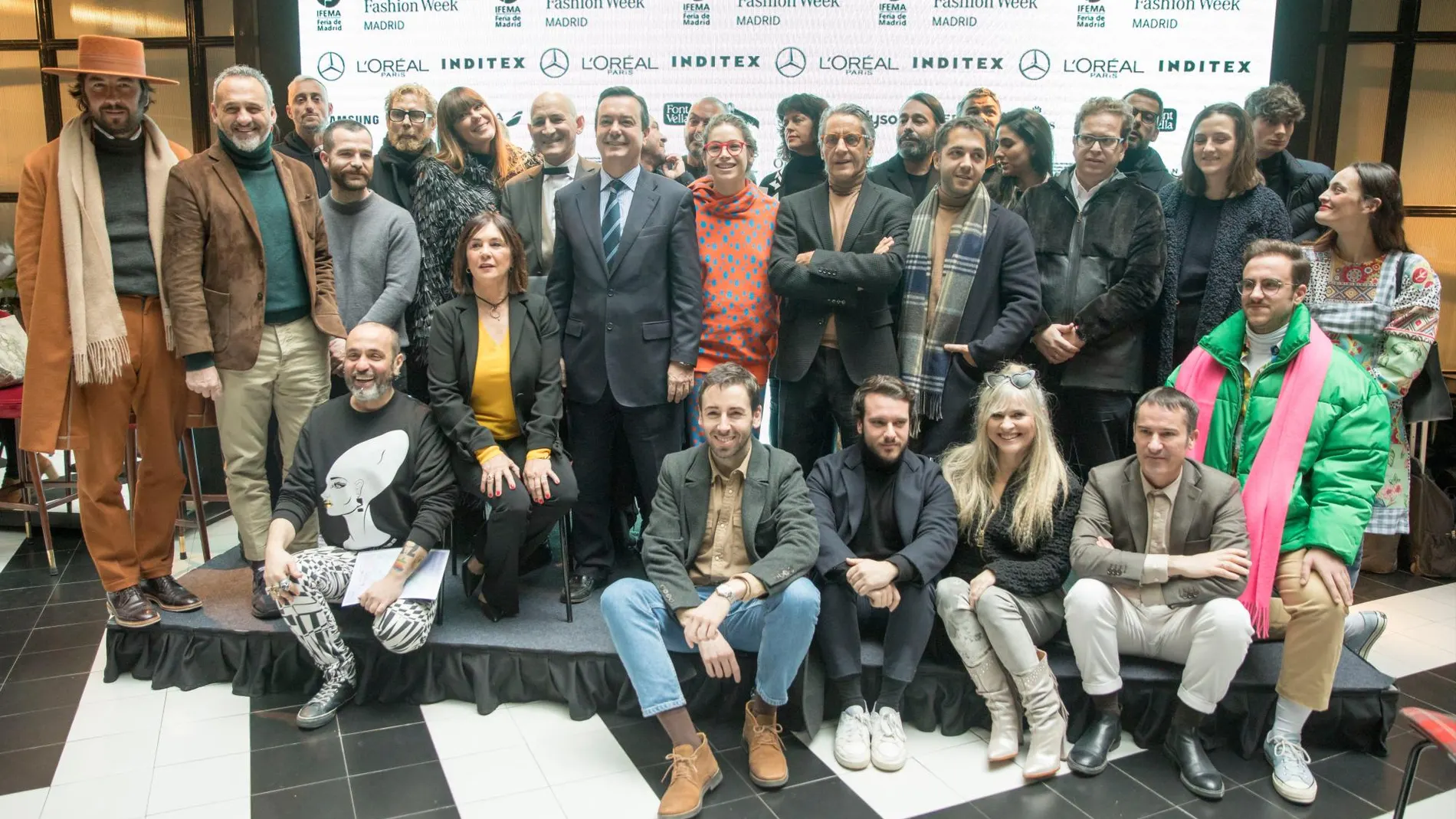 Foto de familia de algunos diseñadores participantes en la pasarela de Mercedes Benz Fashion Week Madrid junto con Eduardo López Puerta, director general de Ifema, y Charo Izquierdo, directora de Mercedes-Benz Fashion Week Madrid / Foto: Luis Díaz