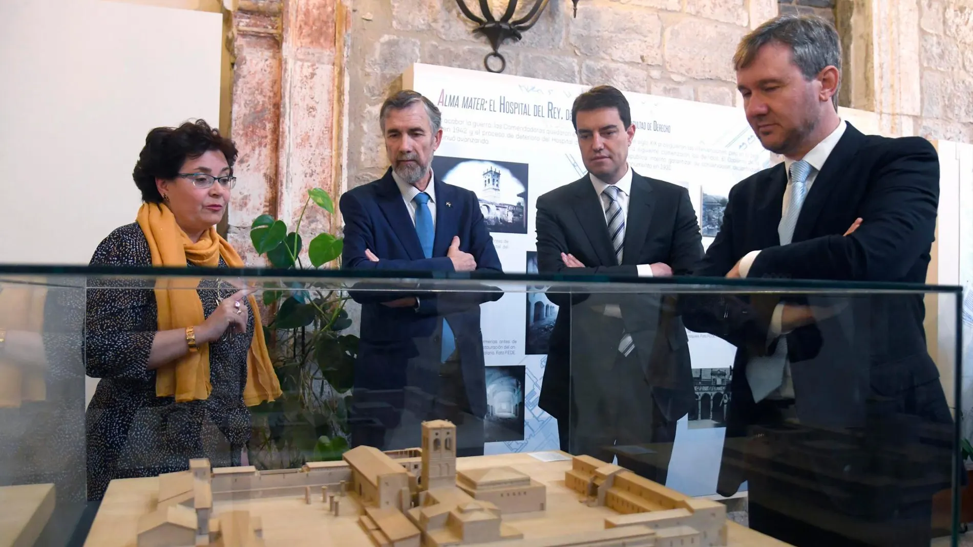 El rector de la Universidad de Burgos, Manuel Pérez Mateos, junto al presidente de las Cortes de Castilla y León, Ángel Ibáñez, y el alcalde de la ciudad, Javier Lacalle, durante la inauguración de la exposición, acompañados por la comisaria de la misma, María José Zaparaín