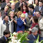 Familiares y amigos acompañan el féretro de Elespe en Lasarte en 2001