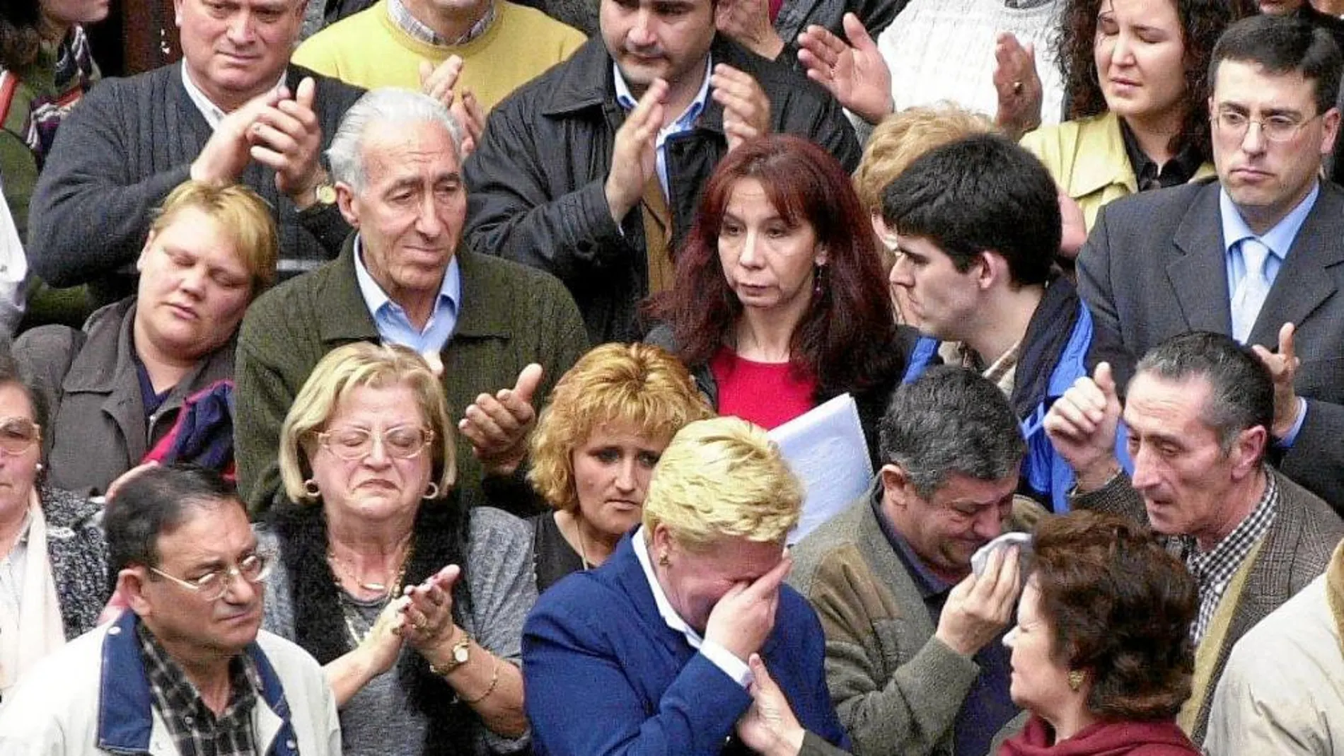 Familiares y amigos acompañan el féretro de Elespe en Lasarte en 2001