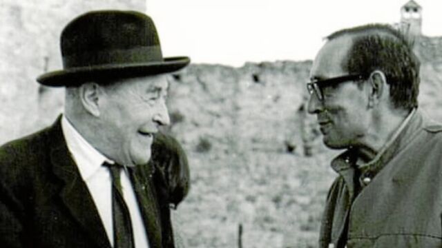 El encuentro de los escritores Josep Pla y Miguel Delibes, en Pals, en 1969