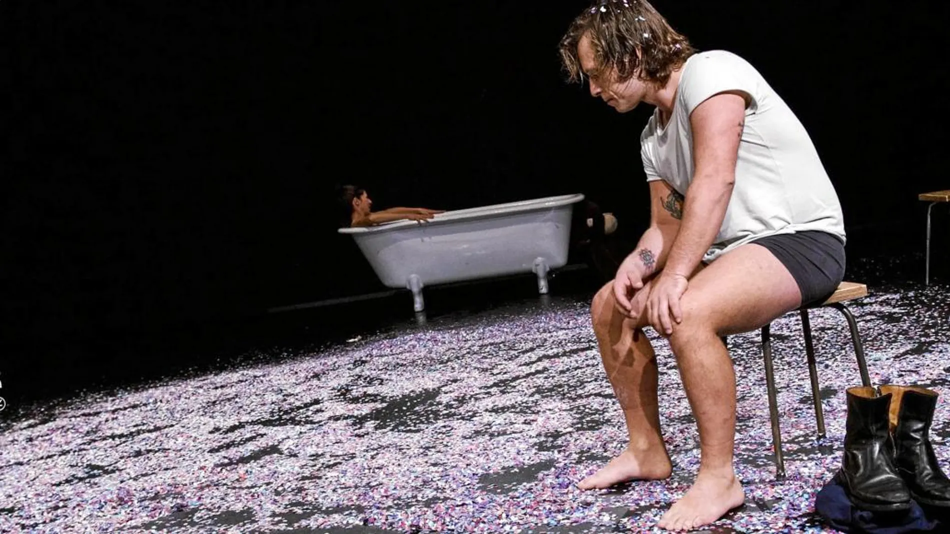 Jorge Albuerne interpreta a Kowalski, mientras que Annabel Castan, aquí en la bañera, es Blanche