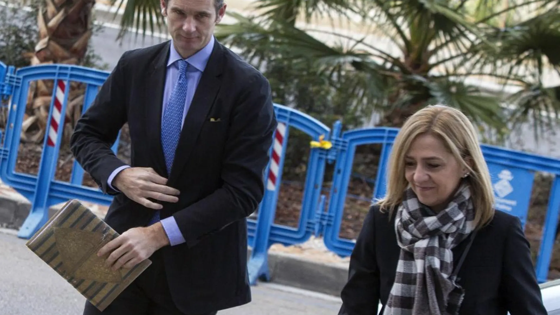La Infanta Cristina, junto a su esposo Iñaki Urdangarin, a su llegada hoy a la Escuela Balear de la Administración Pública (EBAP)