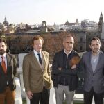 El concejal de Turismo, Antonio Muñoz (tercero por la derecha), junto al gerente de Fibes y los máximos responsables de hoteleros, hosteleros y empresarios turísticos de Sevilla