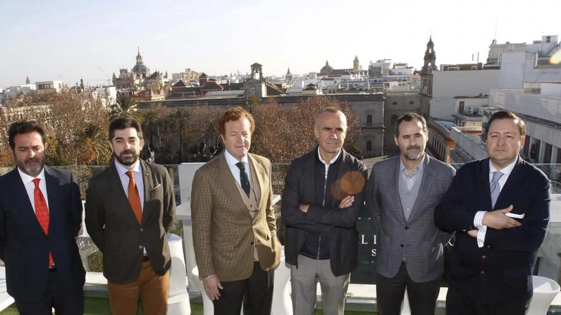 El concejal de Turismo, Antonio Muñoz (tercero por la derecha), junto al gerente de Fibes y los máximos responsables de hoteleros, hosteleros y empresarios turísticos de Sevilla