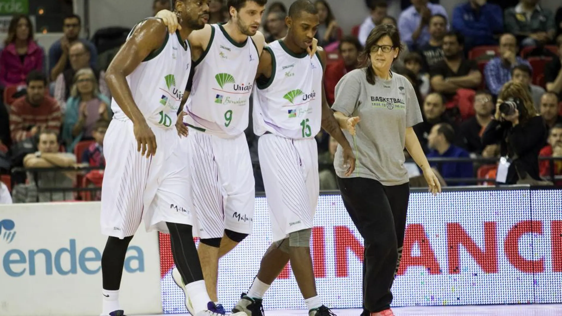 El base serbio de Unicaja Markovic (2-i) se retira lesionado durante el partido de la Liga ACB ante el CAI Zaragoza.