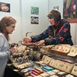 La presidenta de la Diputación de Zamora, Mayte Martín, visita un expositor