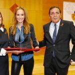 Milagros Marcos junto a Sandra Ibarra y Antonio María Sáez Aguado tras la firma del protocolo de colaboración